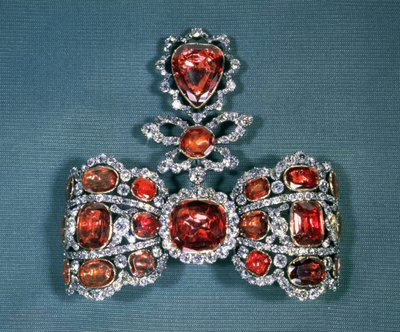 Broche de lazo con diamantes de talla brillante y espinelas, por Pfisterer de Russian School