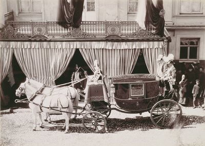 Carruaje llegando al matrimonio del Zar Nicolás II (1868-1918) con la Princesa Alexandra de Hesse (1872-1918), c.1896 de Russian School