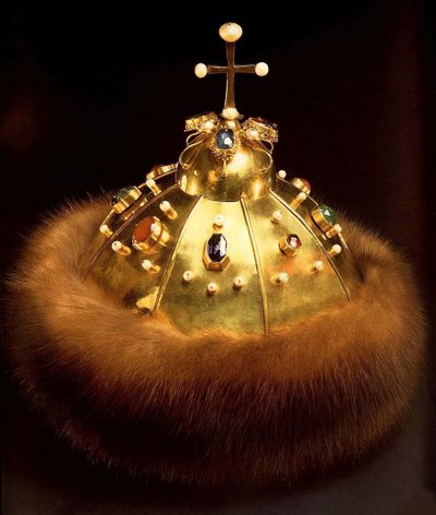 Corona, talleres del Kremlin, 1682 (oro, sable y piedras preciosas) de Russian School