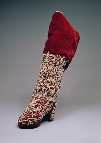 Bota de dama, 1650-1700 (cuero y terciopelo con perlas) de Russian School