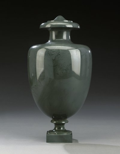 Uno de un par de jarrones Kalkan, Peterhof, c.1800 de Russian School