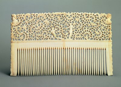 Peine ornamental con dientes en un lado, de Kholmogory, mediados del siglo XVIII de Russian School