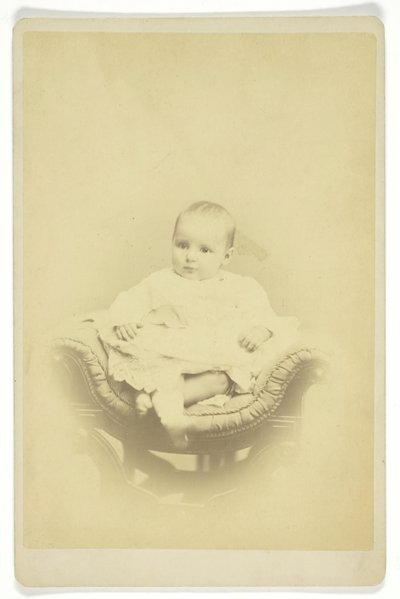 Retrato sin título de un infante sentado, 1850-1899 de S. A. Thomas