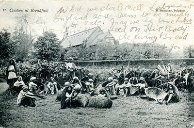 Coolies desayunando, c.1908 (foto b/n) de S. Mahadeo