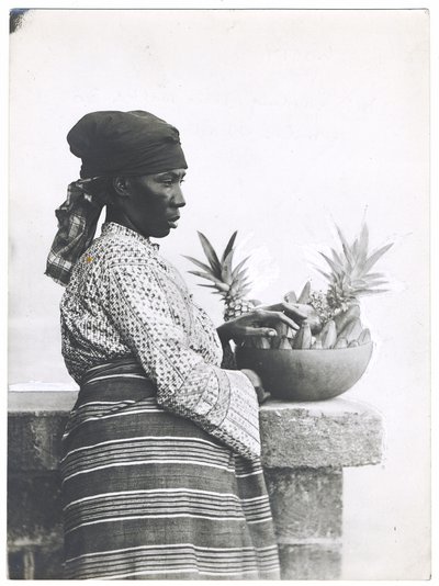 Sra. Harding, que camina 30 millas diarias, c.1920 de S. W. and Co. Partridge