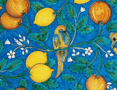 Cítricos, flores y pájaros sobre fondo azul, detalle decorativo de mesa, mayólica de piedra de lava, fabricación Salvatore Gurreri, Caltagirone, Sicilia, Italia, siglo XX. de Salvatore Gurreri manufacture