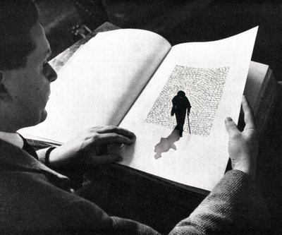 Un hombre lee «Un viaje en solitario» de Sammy Slabbinck