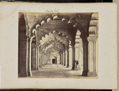 Agra; Interior del Motee Musjid, mostrando el pasillo central de Samuel Bourne