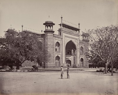 Agra. La puerta de los jardines que rodean el Taj Mahal de Samuel Bourne