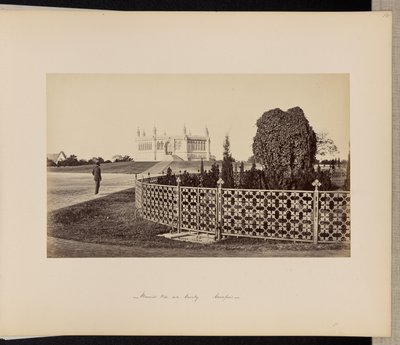 Cawnpore; El pozo conmemorativo desde el sur, abarcando el gran Elephant Creeper de Samuel Bourne