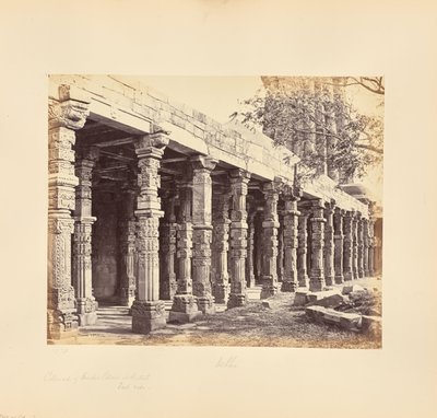 Delhi; columnata de pilares hindúes en el Kutub Minar, lado este de Samuel Bourne