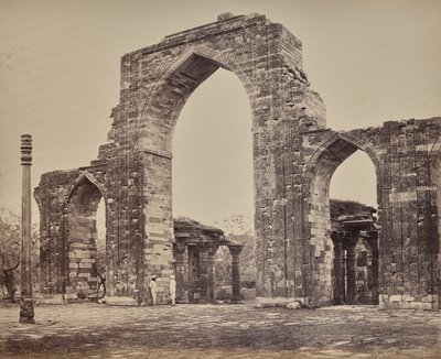 Delhi. Gran arco y pilar de hierro cerca del Qutub Minar, ruinas de la vieja Delhi de Samuel Bourne
