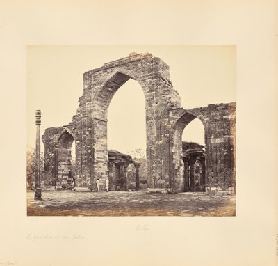 Delhi; el Kutub Minar, el Gran Arco y la Columna de Hierro de Samuel Bourne