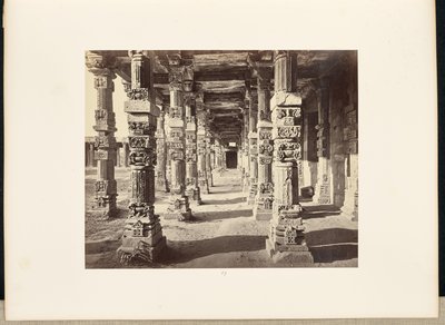 Delhi; El Kutub Minar, vista interior de la columnata oriental de Samuel Bourne