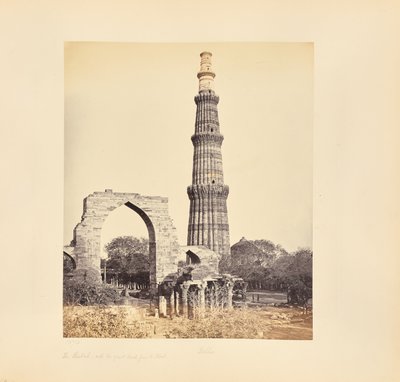 Delhi; El Kutub Minar, con el Gran Arco, desde el Oeste de Samuel Bourne