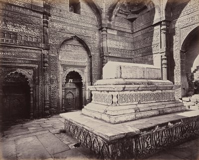 Delhi. Tumba del emperador Shums ooo deen Allomsh, constructor del Qutb Minar en las ruinas de la vieja Delhi de Samuel Bourne