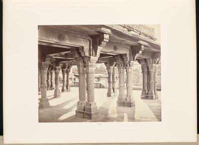 Futtypore Sikri; Pilares tallados en el Panch Mehal de Samuel Bourne
