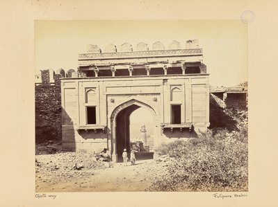Futtypore Sikri; La Torre de los Elefantes, vista a través de la Puerta de los Elefantes de Samuel Bourne