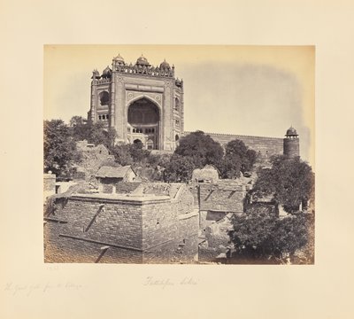 Fatehpur Sikri; la gran puerta, desde el pueblo de Samuel Bourne