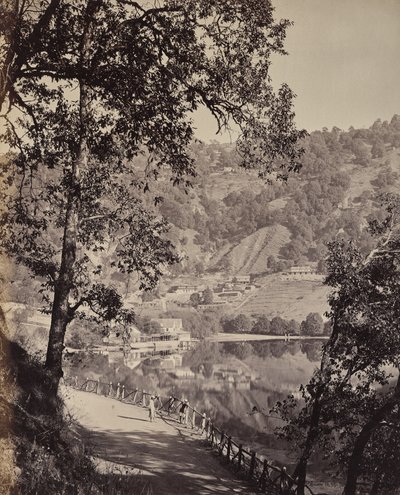 Lago Hyree. Estación de montaña en el Himalaya. Vista del lago Taj con salas de reuniones, Lhutse de Samuel Bourne
