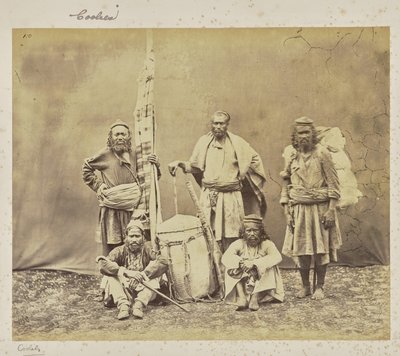 [Trabajadores de montaña en Shimla con Khiltas y Dandy] de Samuel Bourne