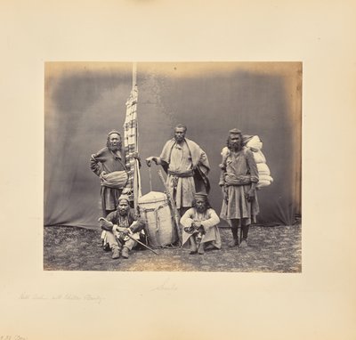 Trabajadores de montaña en Shimla con khiltas y palanquín de Samuel Bourne
