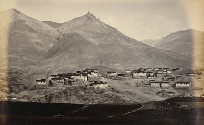 El pueblo de Kibber, en Spiti, con Chikkim a lo lejos de Samuel Bourne