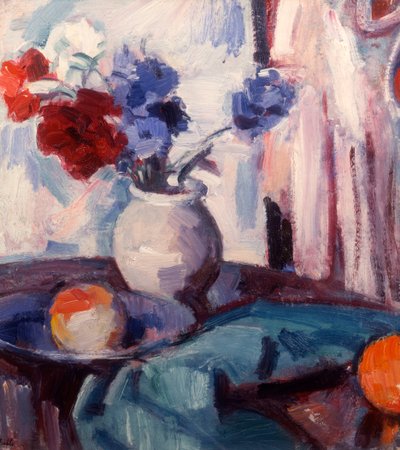Claveles y acianos mezclados en un jarrón de cerámica de Samuel John Peploe