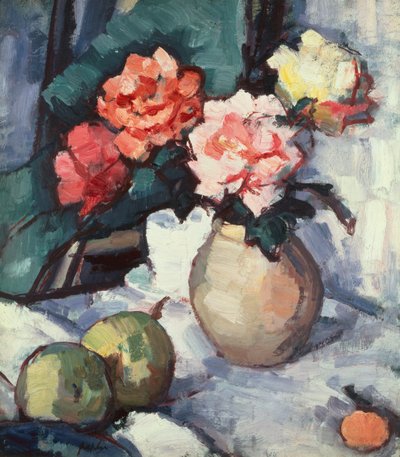 Rosas mixtas en un jarrón marrón con una taza, platillo y manzanas de Samuel John Peploe