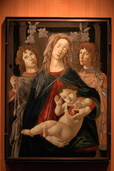 María con el niño y dos ángeles de Sandro Botticelli