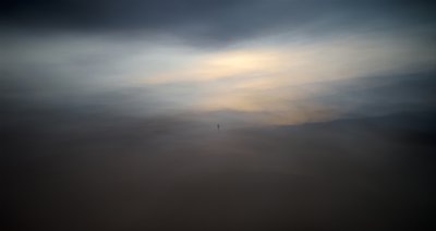 Figura solitaria envuelta en la niebla de Santiago Pascual Buye