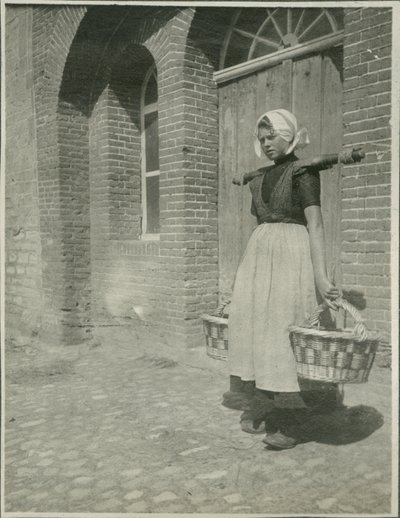 Mujer con dos cestas, Fotografía de Viajes por Europa y el Norte de África de Sarah Van Doren Shaw