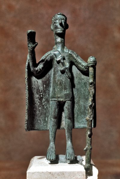 Cultura nurágica (nuraghi) sarda: estatuilla de bronce de viajero con un bastón y cubierto con una capa. Siglos VIII-VII a.C. Cagliari, Museo Nacional Arqueológico, Cerdeña, Italia de Sardinia Nuragic Civilization