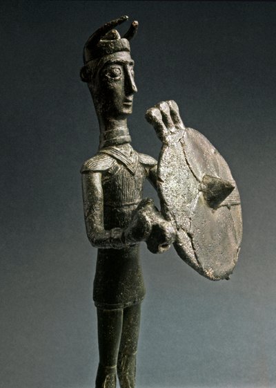 Cultura nurágica (nuraghi) sarda: estatuilla de bronce de guerrero con escudo. Siglos VIII-VII a.C. Museo Nacional Prehistórico Etnográfico 