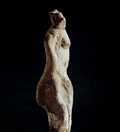 Cultura nurágica (nuraghi) sarda: estatuilla de piedra caliza de Venus esteatopigia (forma de espalda baja) (Venus de Macomer), procedente de Macomer, cerca de Nuoro. Del período prenurágico (siglos XXV-XVIII a.C.) Eneolítico. Cagliari, Museo Nacional Arqu de Sardinia Nuragic Civilization