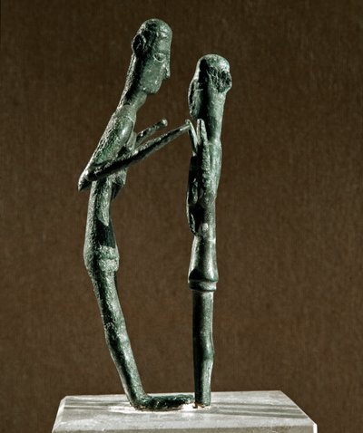 Cultura nurágica (nuraghi) sarda: grupo esculpido de luchadores de bronce. Siglo VIII-VII a.C. Cagliari, Museo Nazionale Archeologico, Cerdeña, Italia de Sardinia Nuragic Civilization