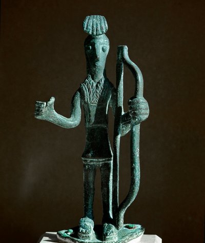 Cultura nurágica (nuraghi) sarda: estatuilla de un guerrero tirando de un arco (falta la lanza) en bronce. Siglo VIII-VII a.C. Cagliari, Museo Nacional Arqueológico, Cerdeña, Italia de Sardinia Nuragic Civilization