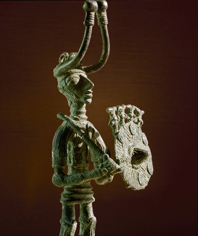 Cultura nurágica (nuraghi) sarda: estatuilla de un guerrero con escudo y espada de bronce. Siglos VIII-VII a.C. Cagliari, Museo Nacional Arqueológico, Cerdeña, Italia de Sardinia Nuragic Civilization