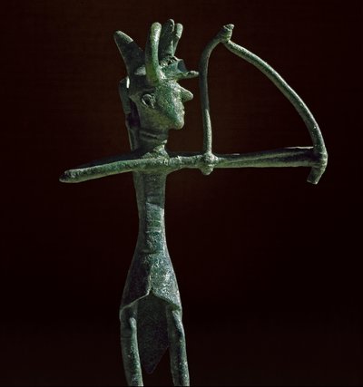 Cultura nurágica (nuraghi) sarda: estatuilla de guerrero tirando de un arco de bronce. Siglos VIII-VII a.C. Cagliari, Museo Nacional Arqueológico, Cerdeña, Italia de Sardinia Nuragic Civilization