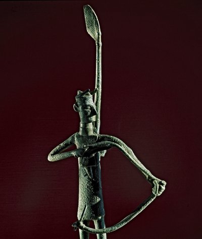 Cultura nurágica (nuraghi) sarda: estatuilla de guerrero tirando de un arco de bronce. Siglos VIII-VII a.C. Cagliari, Museo Nazionale Archeologico, Cerdeña, Italia de Sardinia Nuragic Civilization