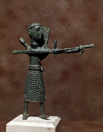 Cultura nurágica (nuraghi) sarda: estatuilla de guerrero con falda oriental de bronce. Siglos VIII-VII a.C. Cagliari, Museo Nacional Arqueológico, Cerdeña, Italia de Sardinia Nuragic Civilization