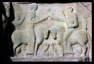 Relieve que representa la investidura del rey Ardashir I (c.210-241) fundador del imperio sasánida en la antigua Persia de Sasanian