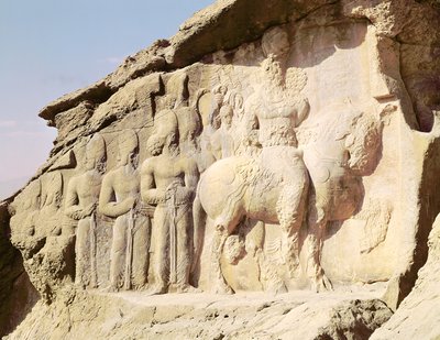Relieve rupestre que representa a Shapur I (AD 241-272) y su familia con emblemas heráldicos en sus sombreros de Sasanian