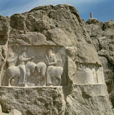 Dos bajorrelieves, el izquierdo con la investidura de Bahram I (r.273-74) y el derecho mostrando a Bahram II (r.273-93) con su familia, segunda mitad del siglo III de Sasanian