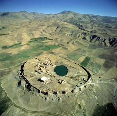 Vista aérea de Takht-e Solalman, o Trono de Salomón de Sasanian School