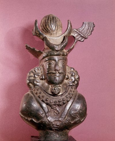 Busto de un rey sasánida en bronce, lleva el atuendo real, cuyo peinado con el globo sostenido por crescentes lunares. Siglos VI-VII. Colección E. Borowski de Sasanian School