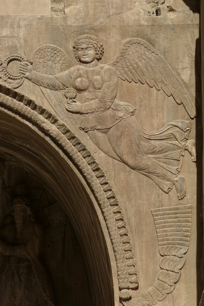 Genio sosteniendo un cuenco de frutas, simbolizando la abundancia, de un tímpano de un aiván, 590-628 de Sasanian School