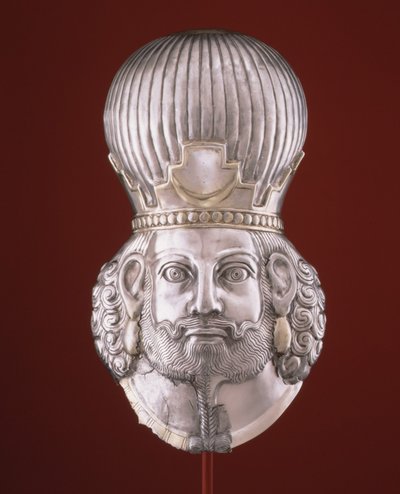 Cabeza de un rey, c. siglo IV (plata, dorado con mercurio) de Sasanian School