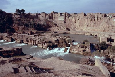 Restos del complejo puente-represa-canal de Sika en el río Gar-Gar con la ciudad de Shushtar al fondo de Sasanian School