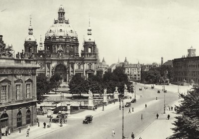 Berlín: Frente al Puente del Palacio de Sasha Stone